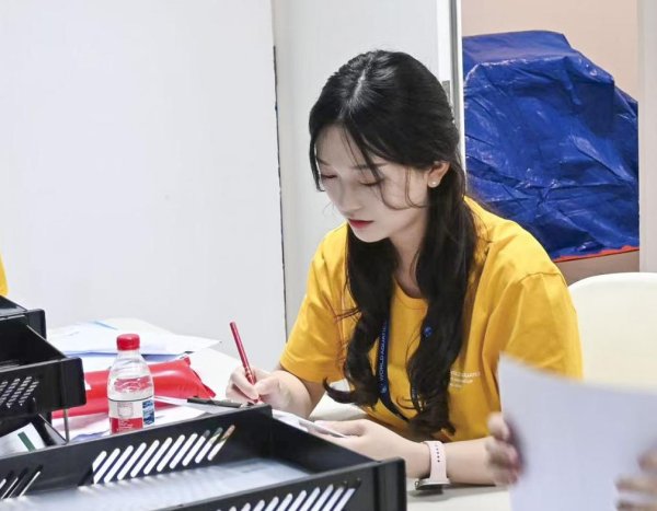 大牛配资网 【节日我在岗】计分志愿者：在“水立方”学到知识 得到职业建议