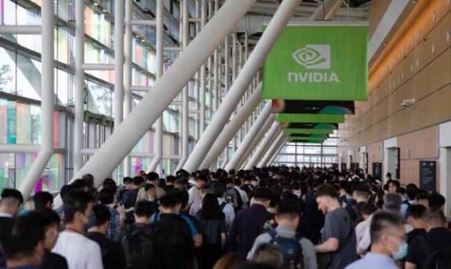 媒体：黄仁勋掉进了一个更深的坑 美国议员“背刺”引发连锁反应