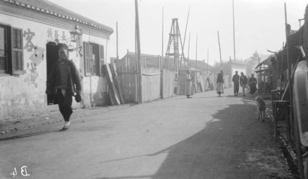 牛盈服务中心 谁说100年前的街道，都是“泥巴+粪便+垃圾”