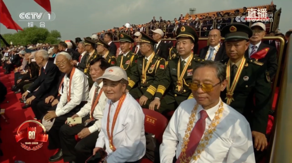 盟配资 钟南山佩戴共和国勋章看阅兵：有一个强大国家，才能获得真正的和平！