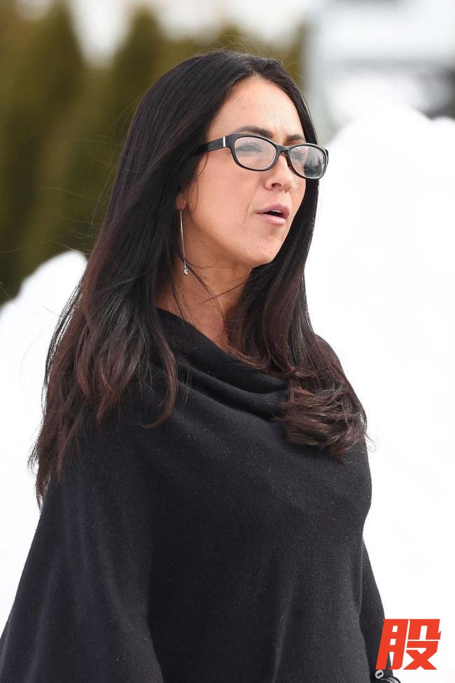 希拉里抨击美国议员 会上偷拍引发争议